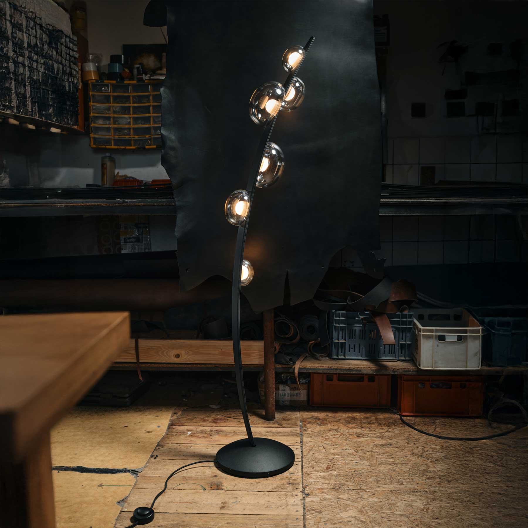 Bomma Dew Drops LED skleněné stojací svítidlo z veganské kůže