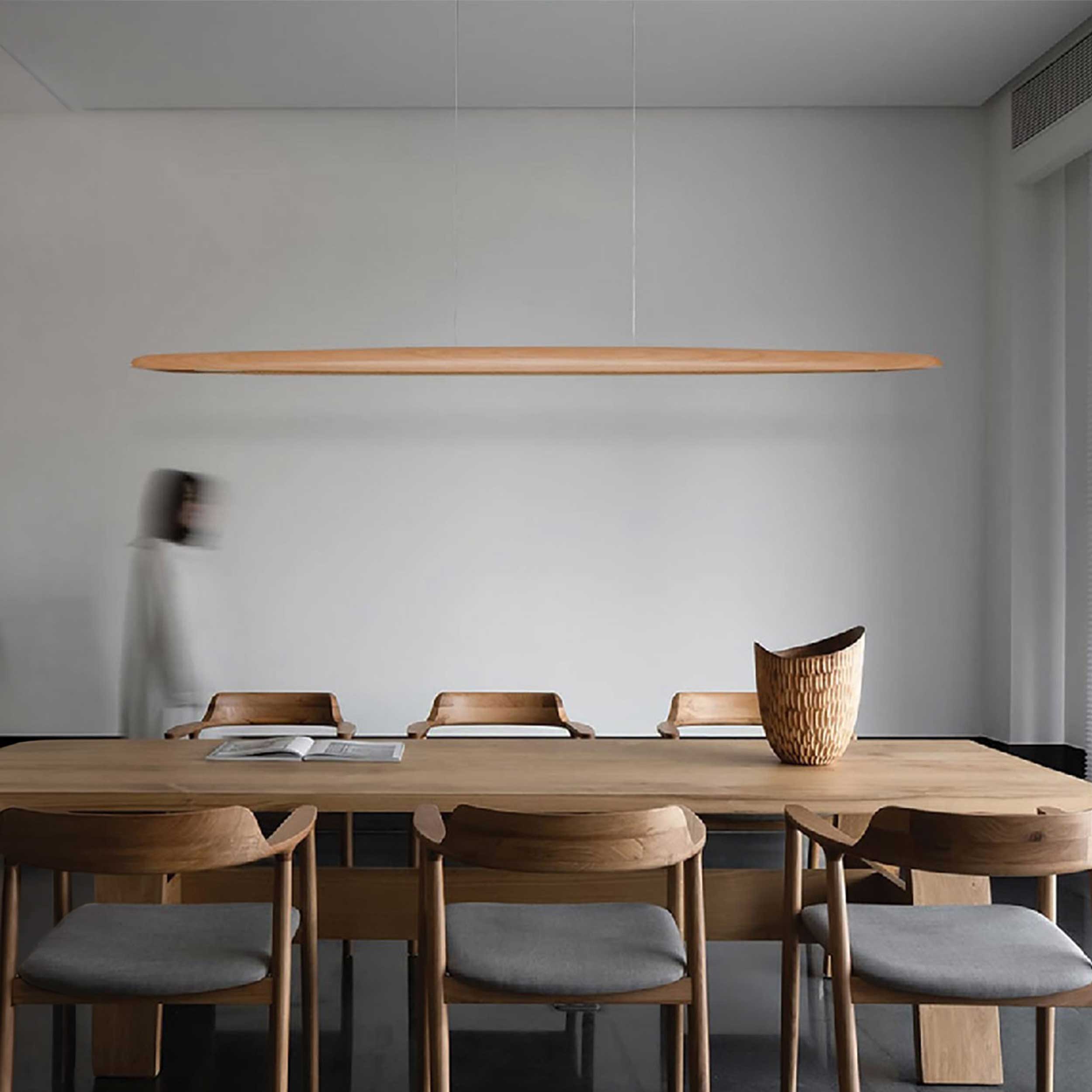 VK Light Woody LED hängende lineare Holzleuchte  mit abgerundeten Kanten