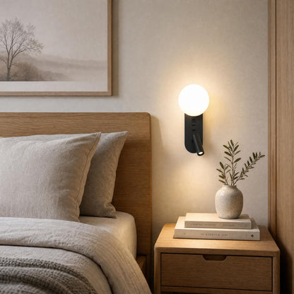 Lesende LED-Wandleuchte mit USB