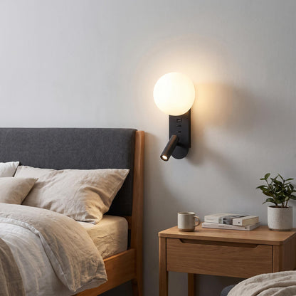 Lesende LED-Wandleuchte mit USB